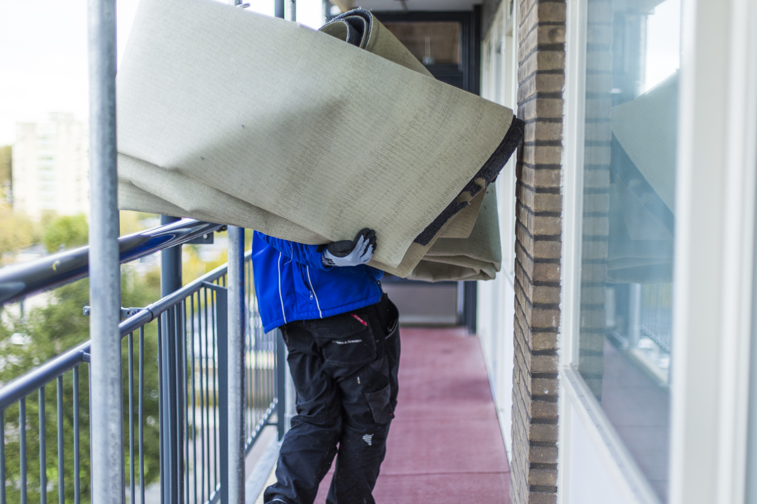 verhuizer tilt een mat