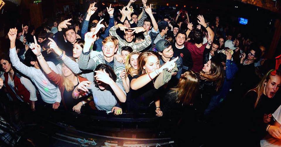 Afterski, dødsdruk og darkrooms er en del af jobbet på en dansker-bar i Alperne