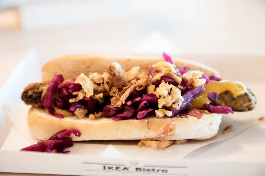 We stuurden iemand naar Zweden om de vegetarische IKEA hotdog te proeven