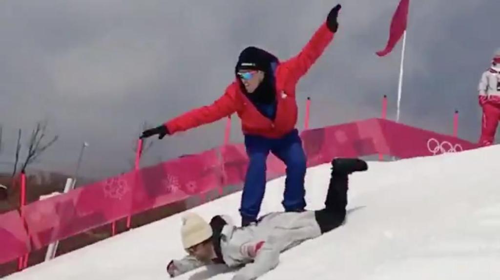 Mira a este tipo practicar snowboarding humano