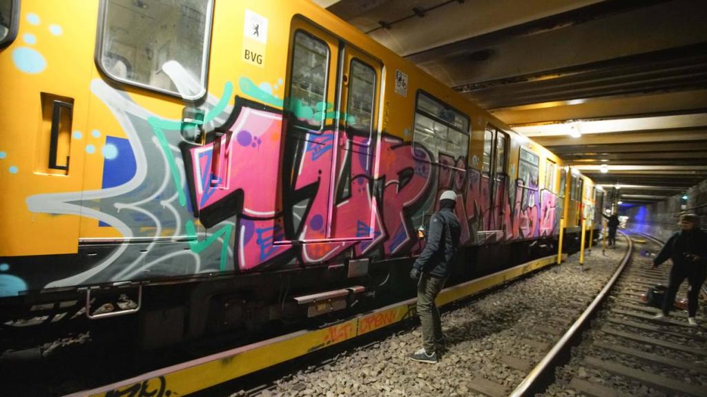 «Yπάρχουν Παντού Αστυνομικοί Εκτός από τα Εξάρχεια» – Η Ξέφρενη Ομάδα Γκραφιτάδων που Τάγκαρε την Αθήνα