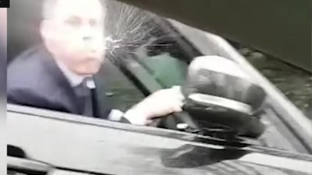 Suspendieron a este exjugador del Liverpool por escupir a fan rival