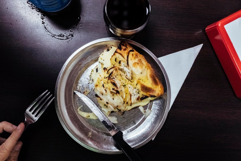 La tradizione italo-argentina della pizza fugazzeta