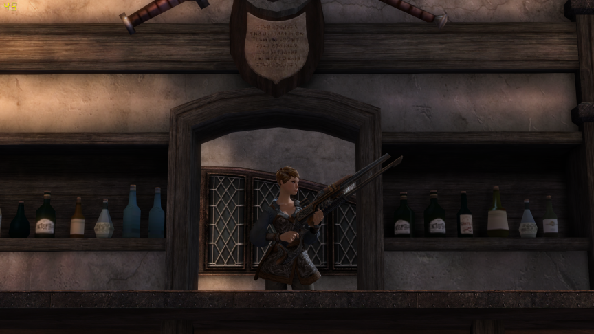 Liza steht mit einem Gewehr hinter ihrer Theke