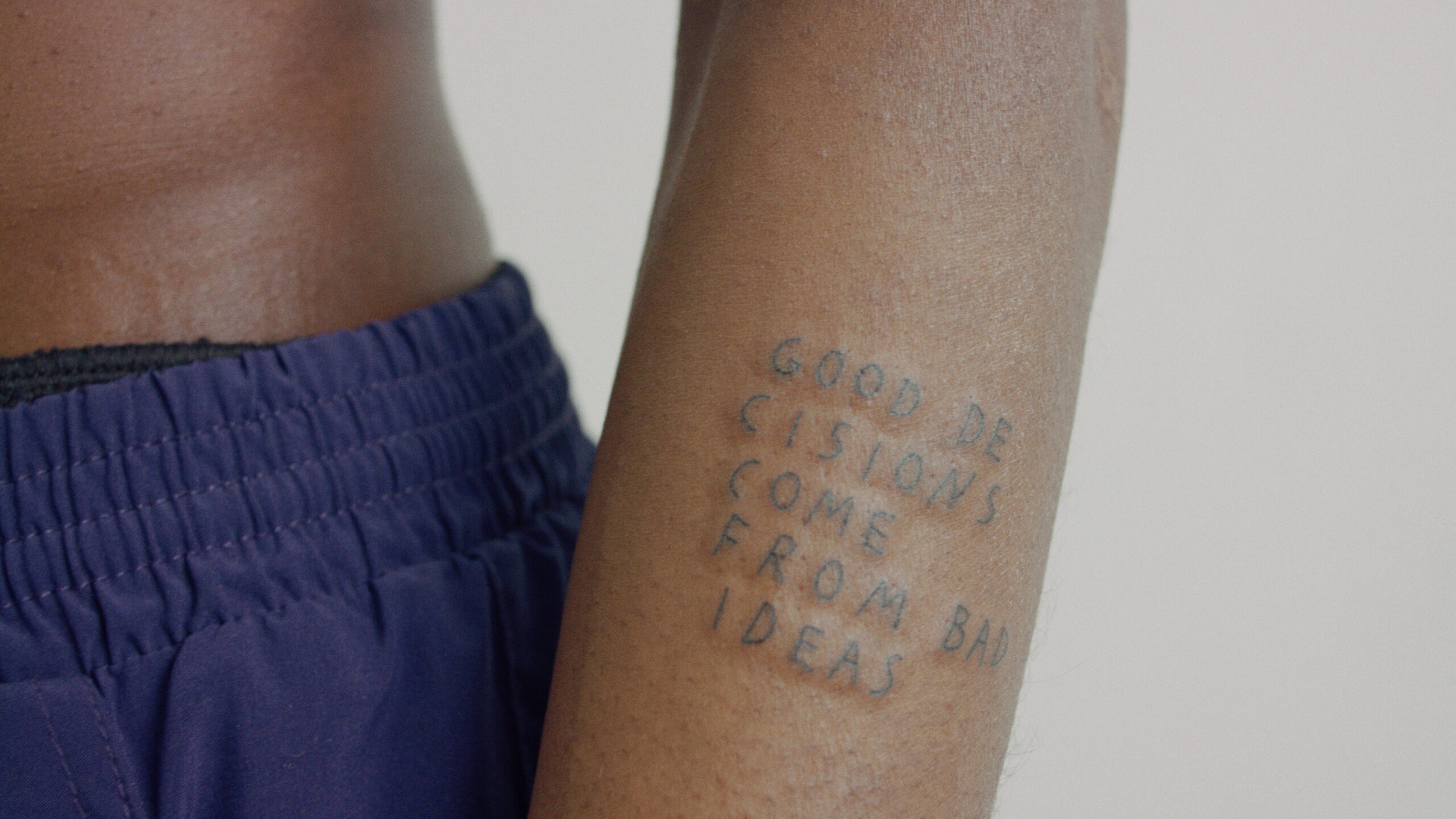 Good Decisions Come From Bad Ideas hat Monty in den Unterarm eines Mannes gestochen