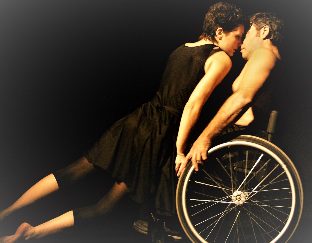 Οι Ζωές Ανθρώπων που Χορεύουν με Αμαξίδιο στην Αθήνα