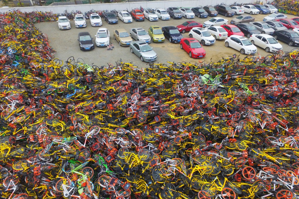 Guarda i giganteschi cimiteri del bikesharing in Cina