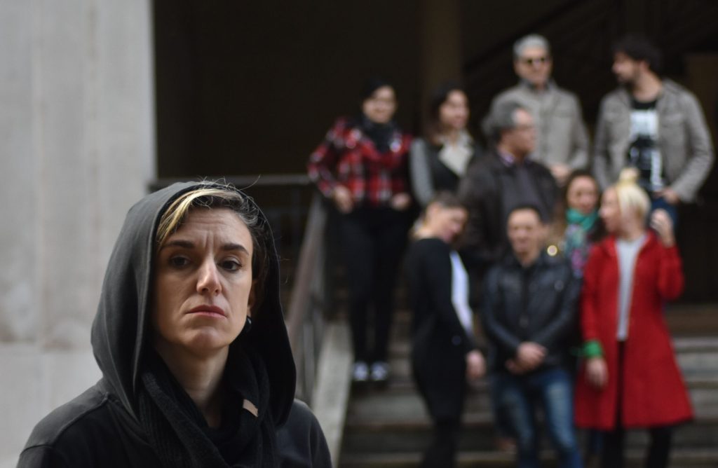 Memorias de un barrio imaginario con narcos generosos, santos travestis y tetas operadas