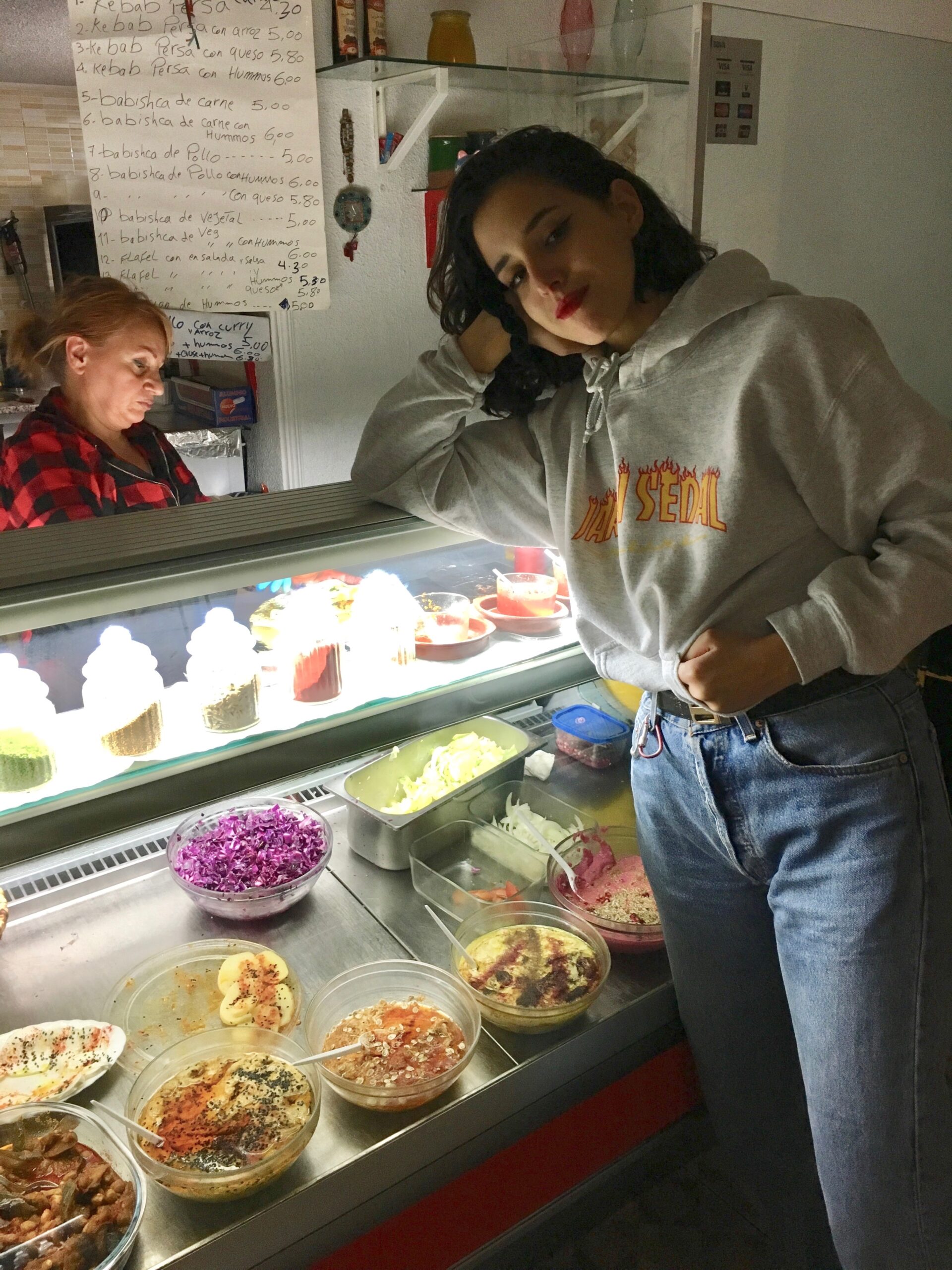 chica en un escaparate