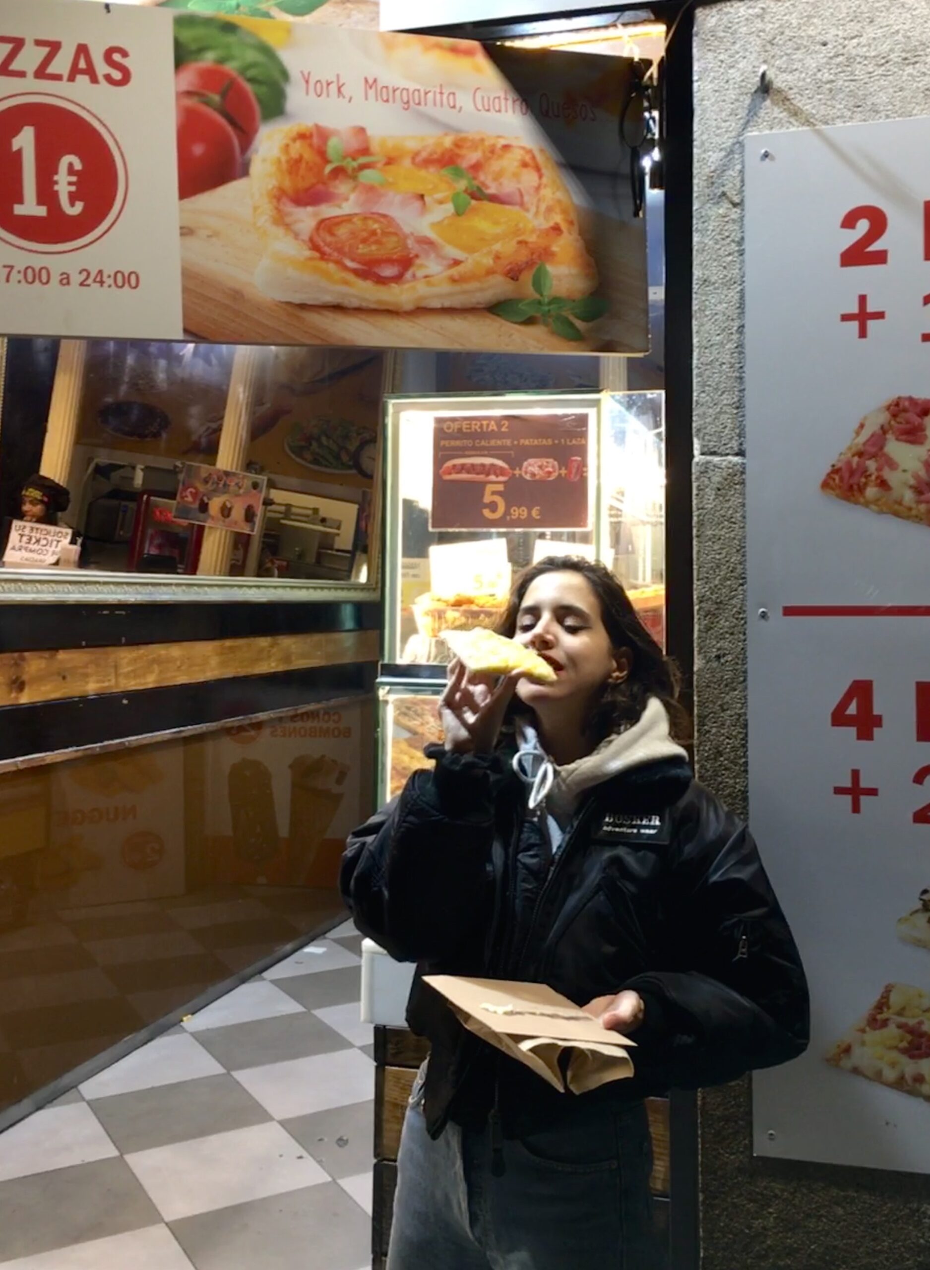 chica comiendo pizza
