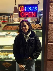 chica delante de un escaparate