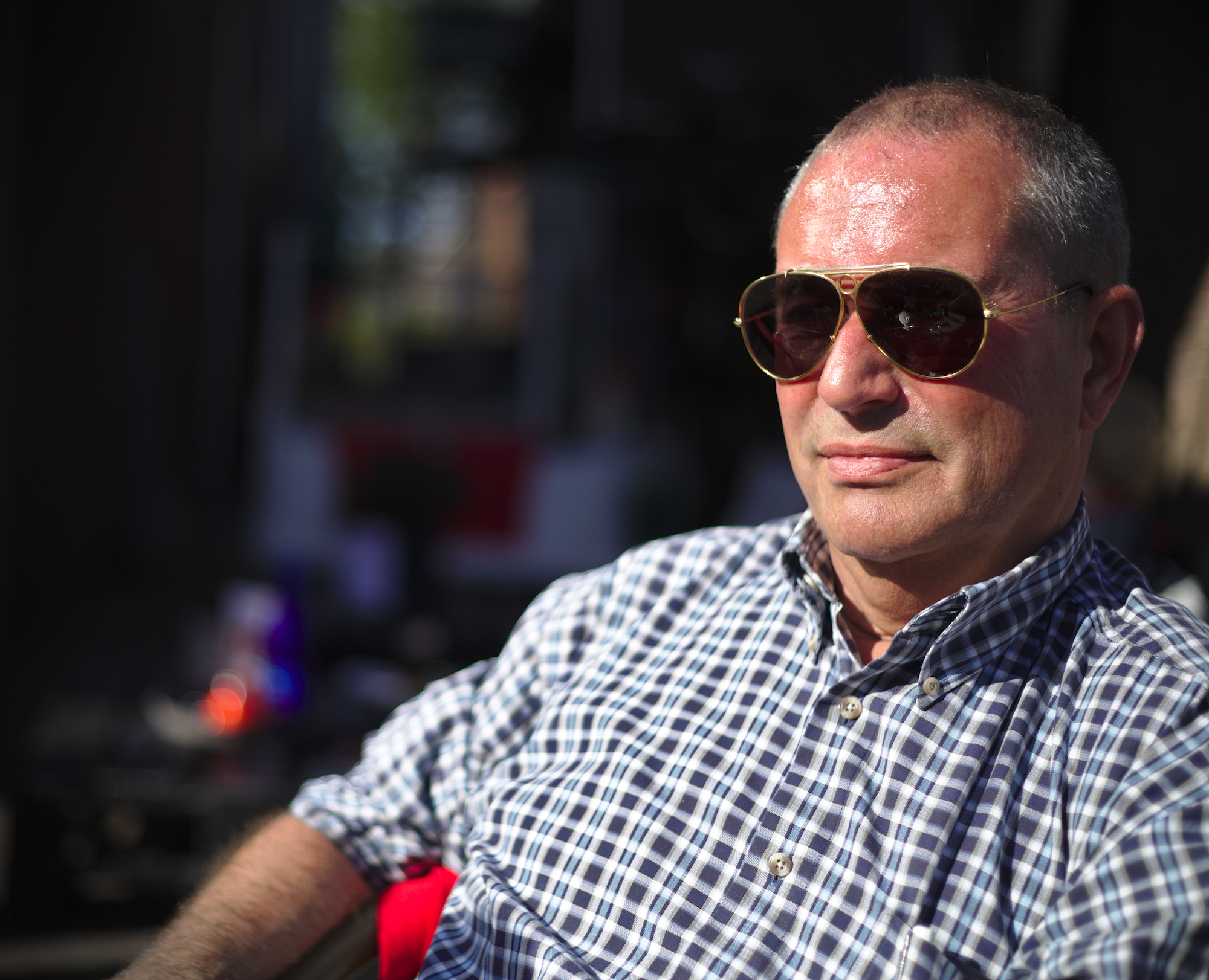 Din far med solbriller på