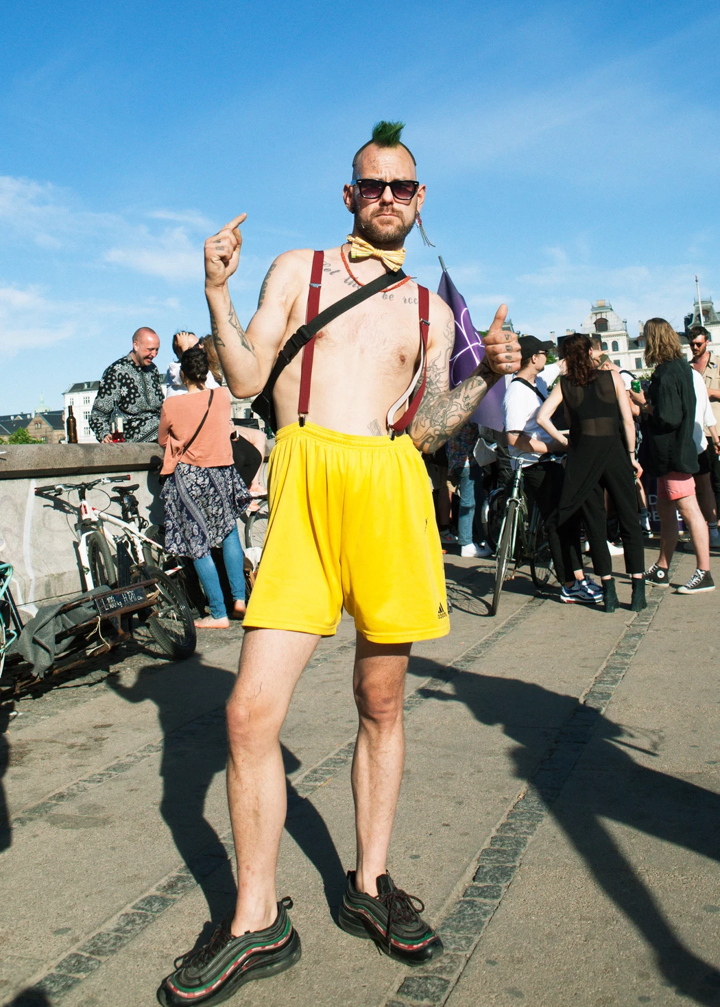 Michael Mick i gule shorts på Dronning Louises Bro