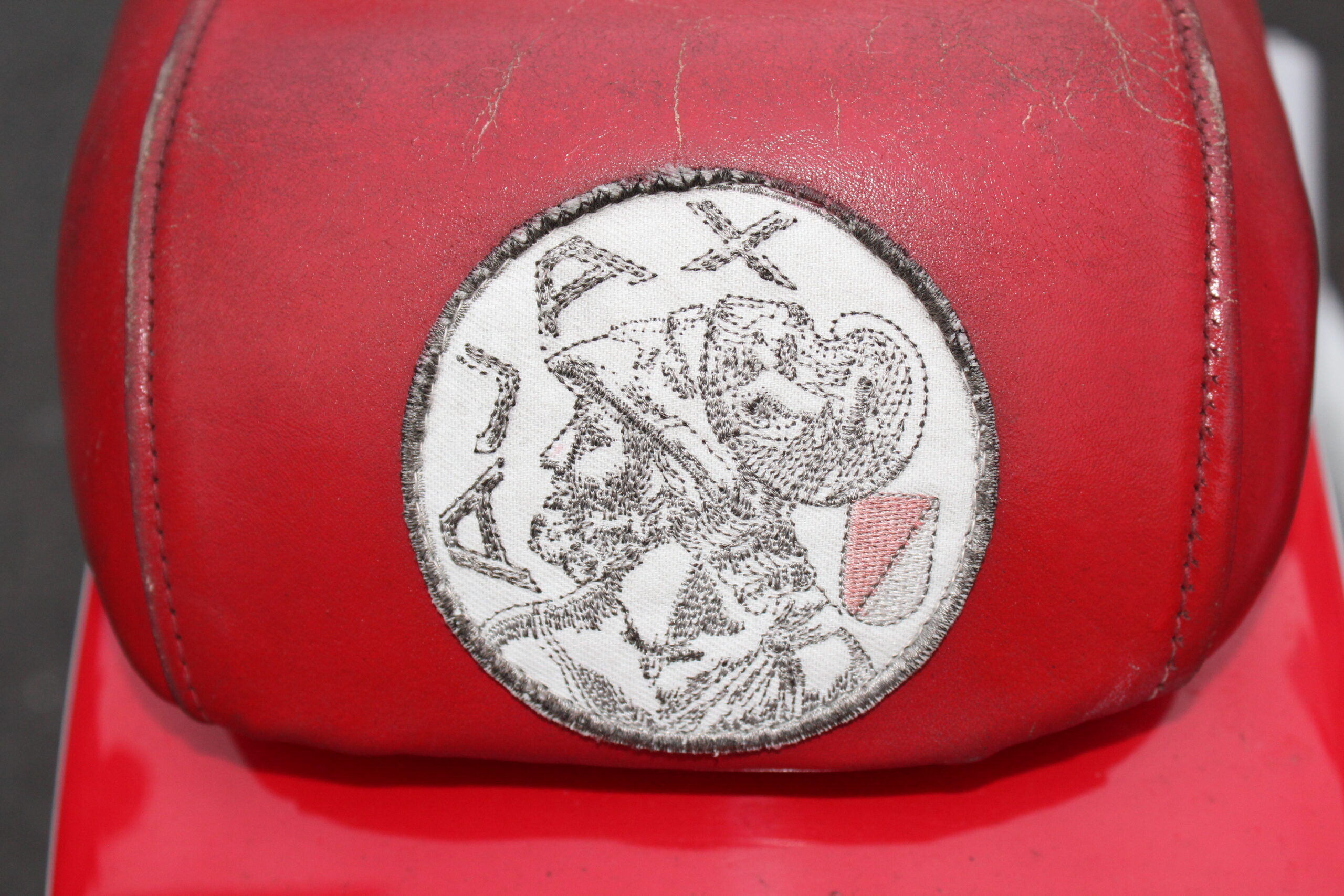 Het oude logo op het zadel.