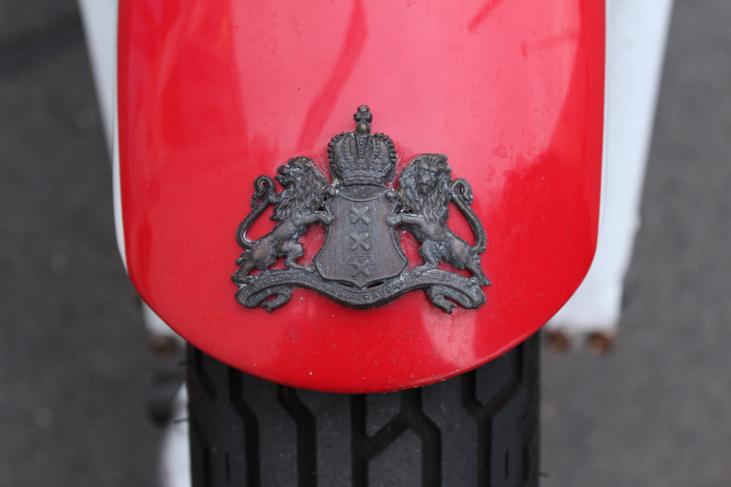 Het wapen van Amsterdam op de voorkant.