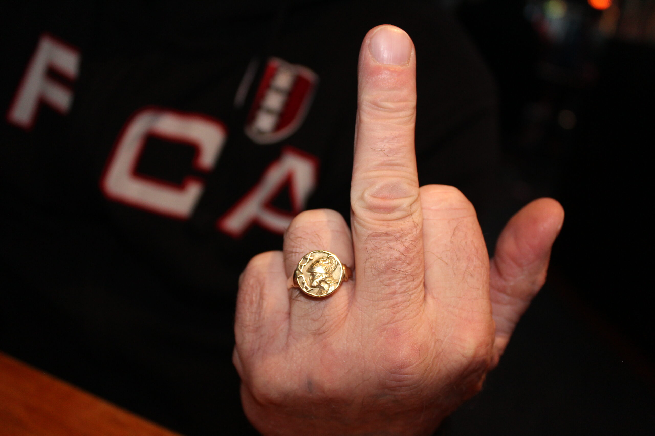 Een Ajax-ring en een middelvinger.