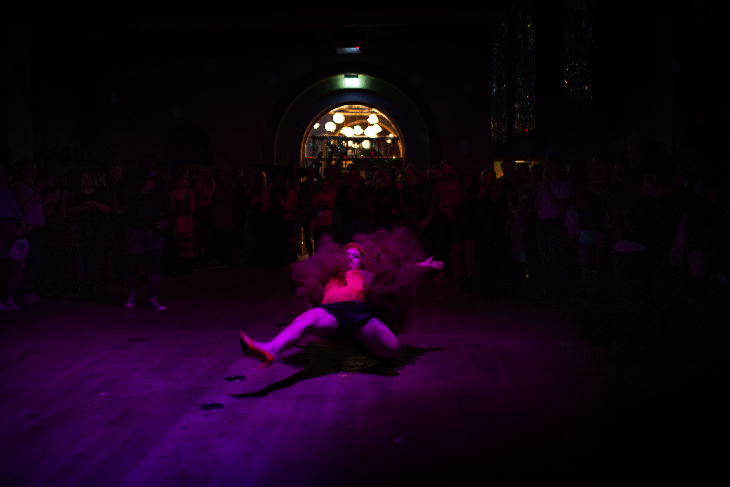 Voguing til ball i Absalonskirken af Amanda Hjernø