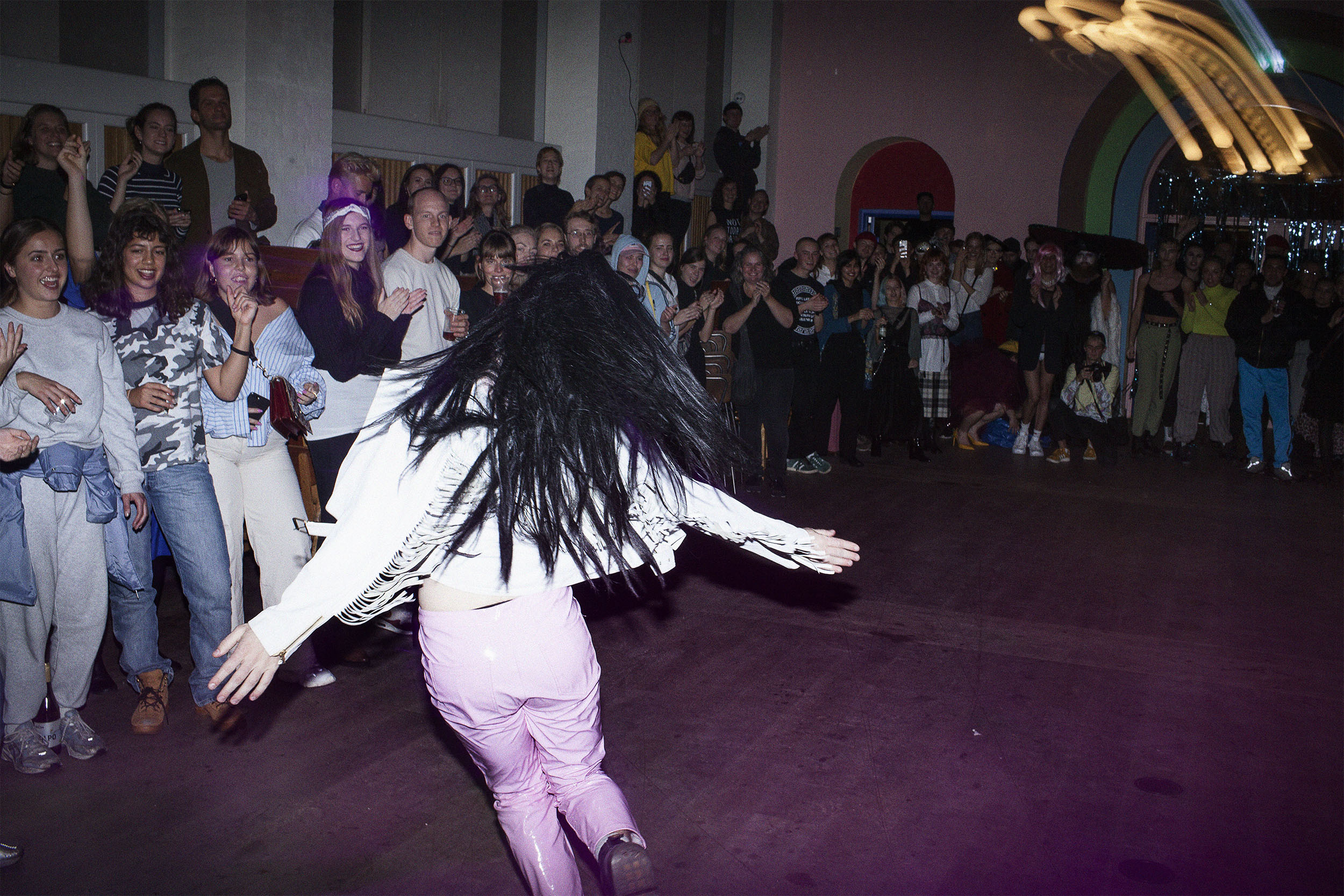 Voguing til ball i Absalonskirken af Amanda Hjernø