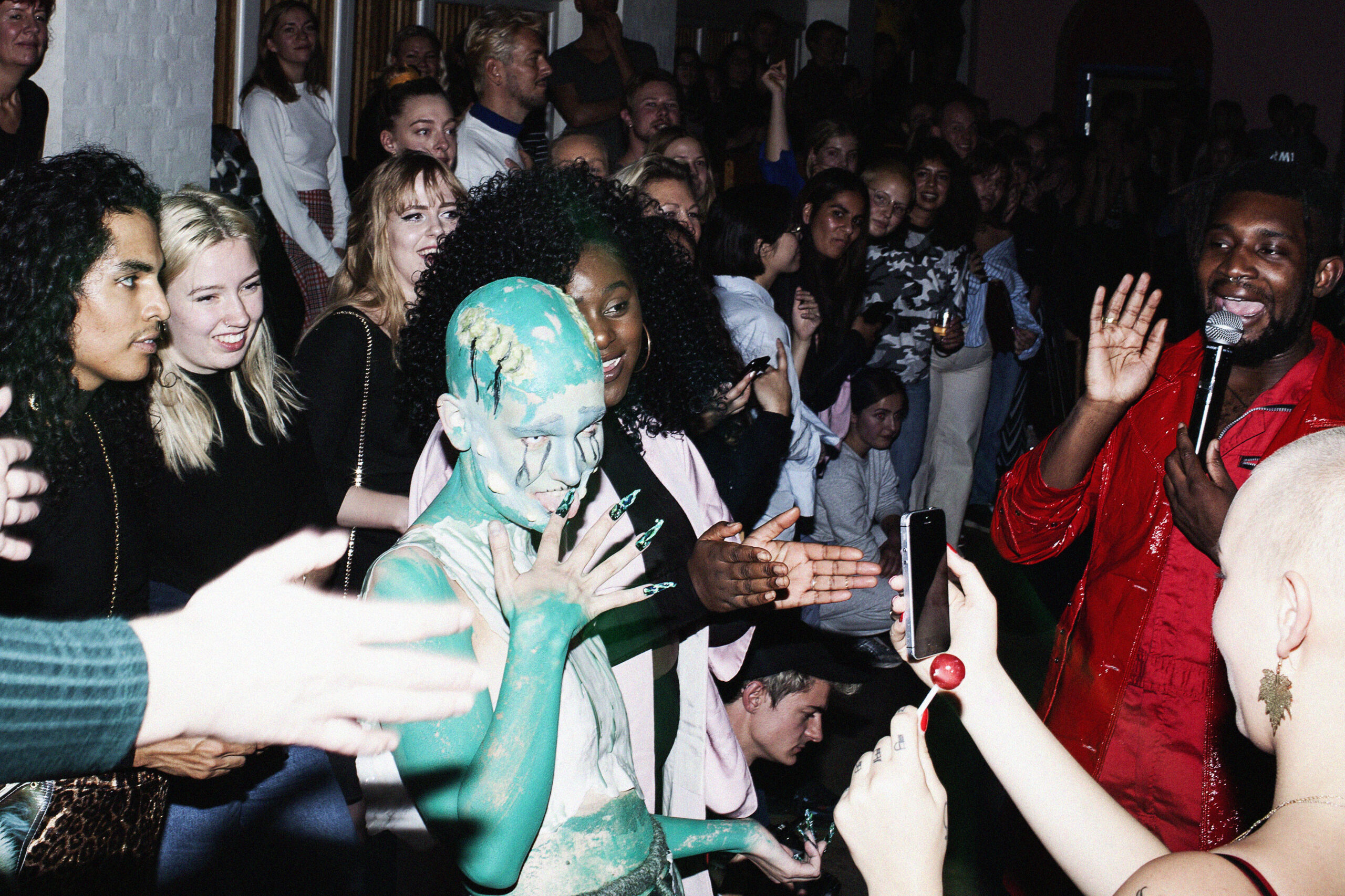 Voguing til ball i Absalonskirken af Amanda Hjernø