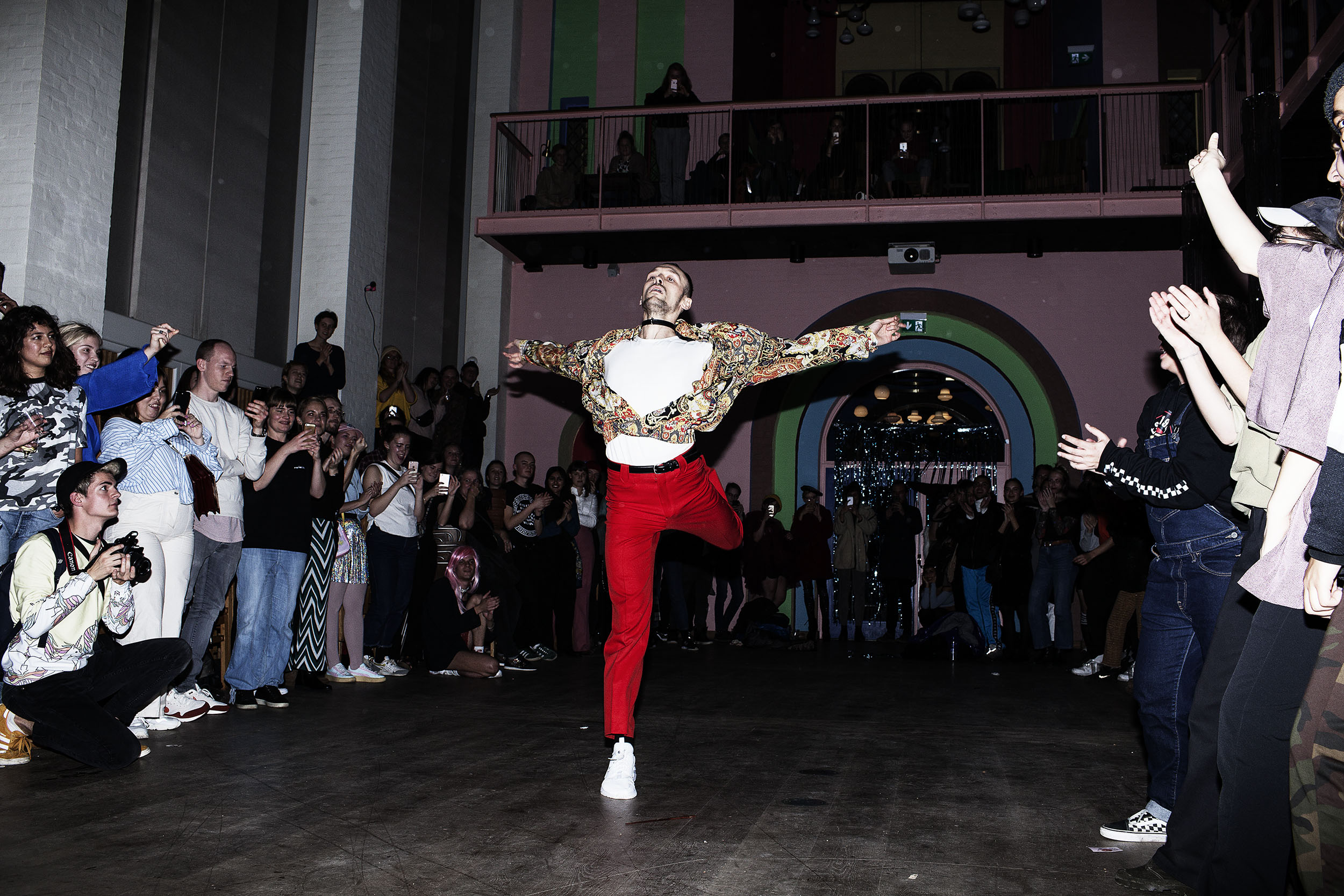 Voguing til ball i Absalonskirken af Amanda Hjernø