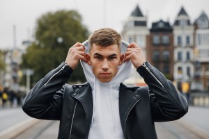 Lewis Montsma is profvoetballer bij FC Dordrecht, maar liep ook op de catwalk voor Burberry.