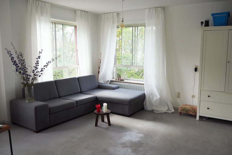 Woonkamer met bank en tafeltje.