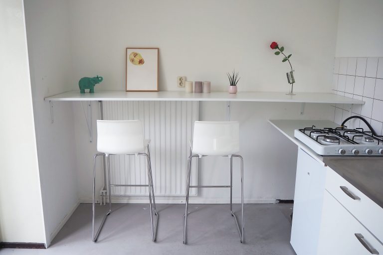 Bar met twee barkrukken.