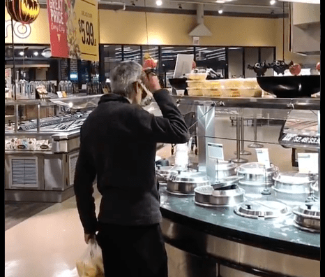 Este hombre come directamente de uno de los cucharones gigantes de la barra de comida preparada de un supermercado, y nos sentimos asqueados.