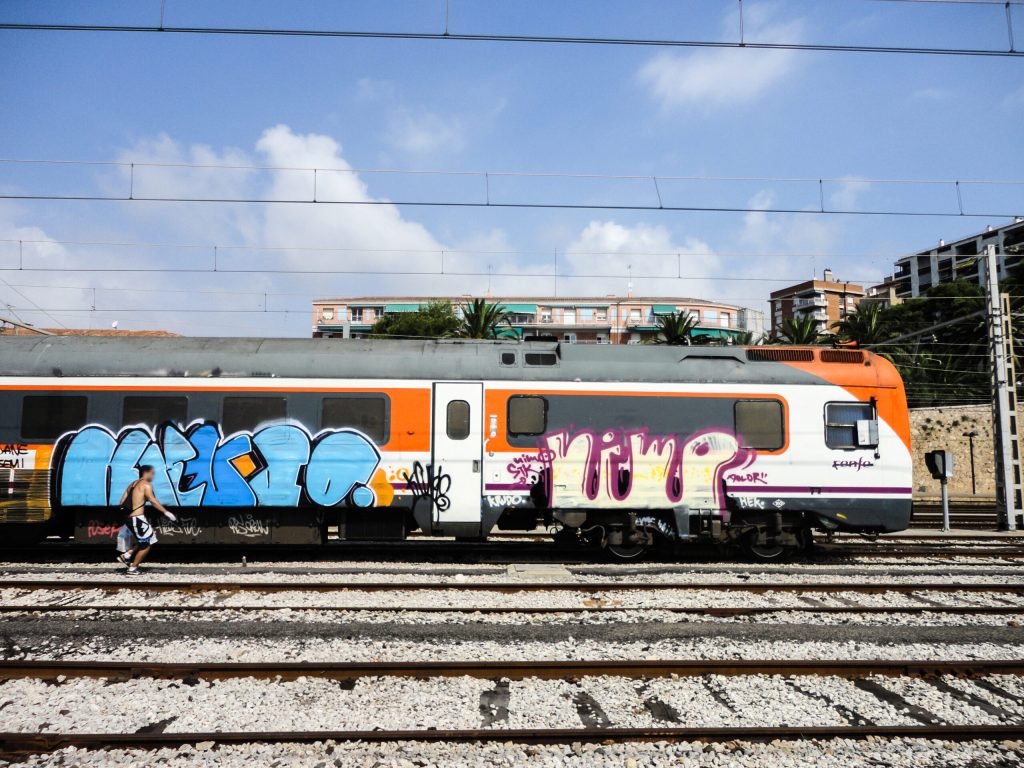 tren pinta por graffiteros