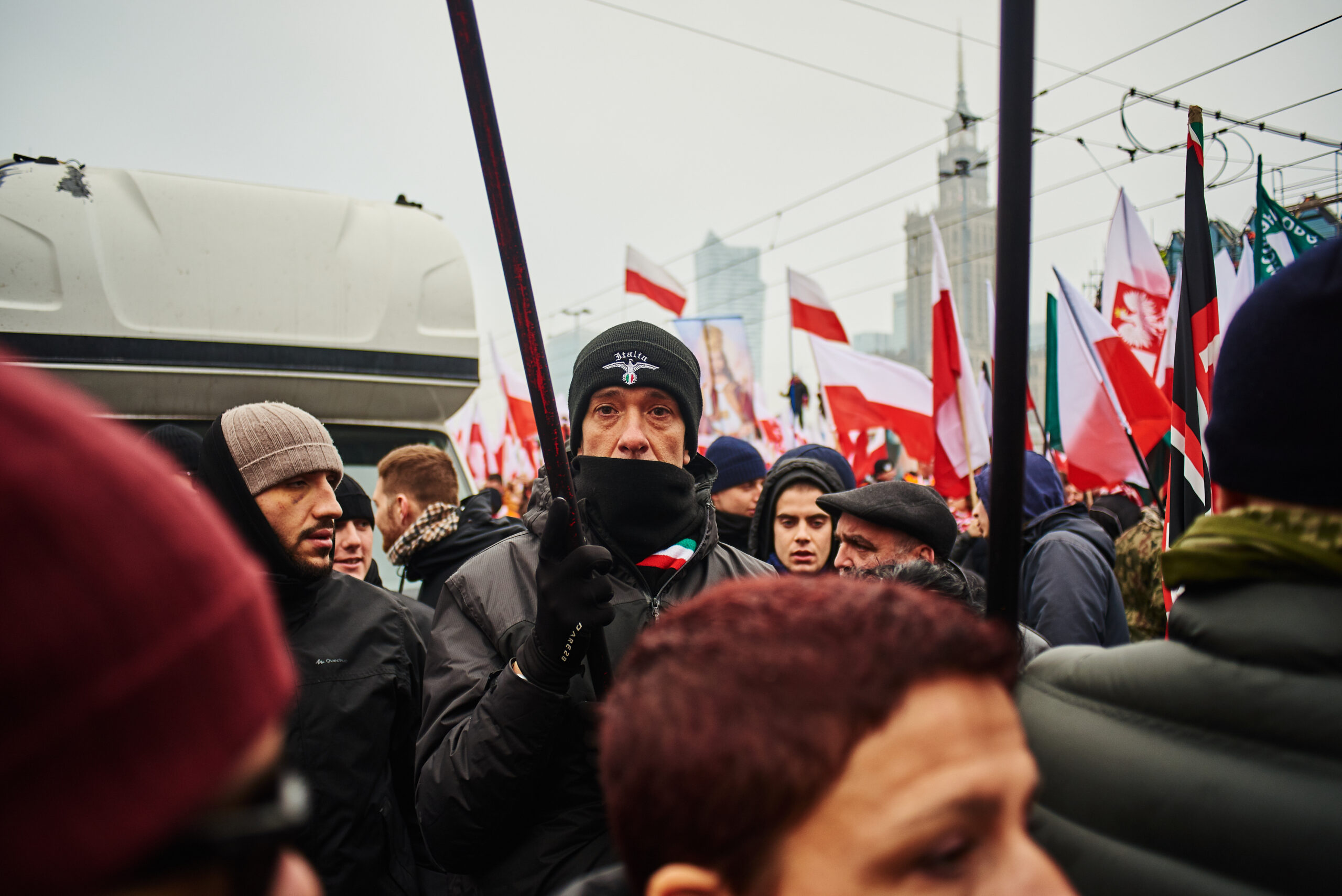 Członek Forza Nuova na Marszu Niepodległości trzyma sztandar