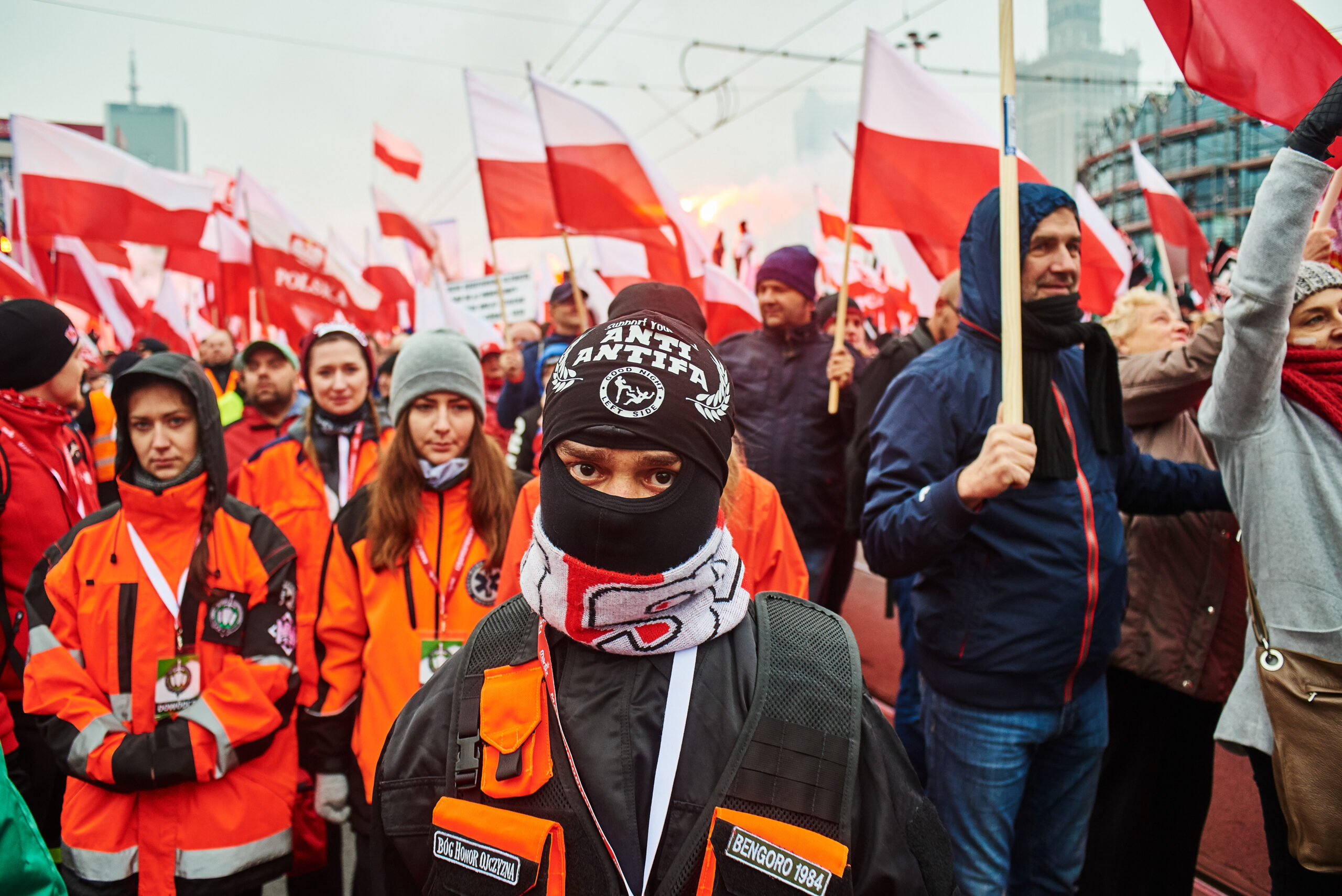 Młody uczestnik Marszu Niepodległości w kominiarce z napisem Anti-antifa