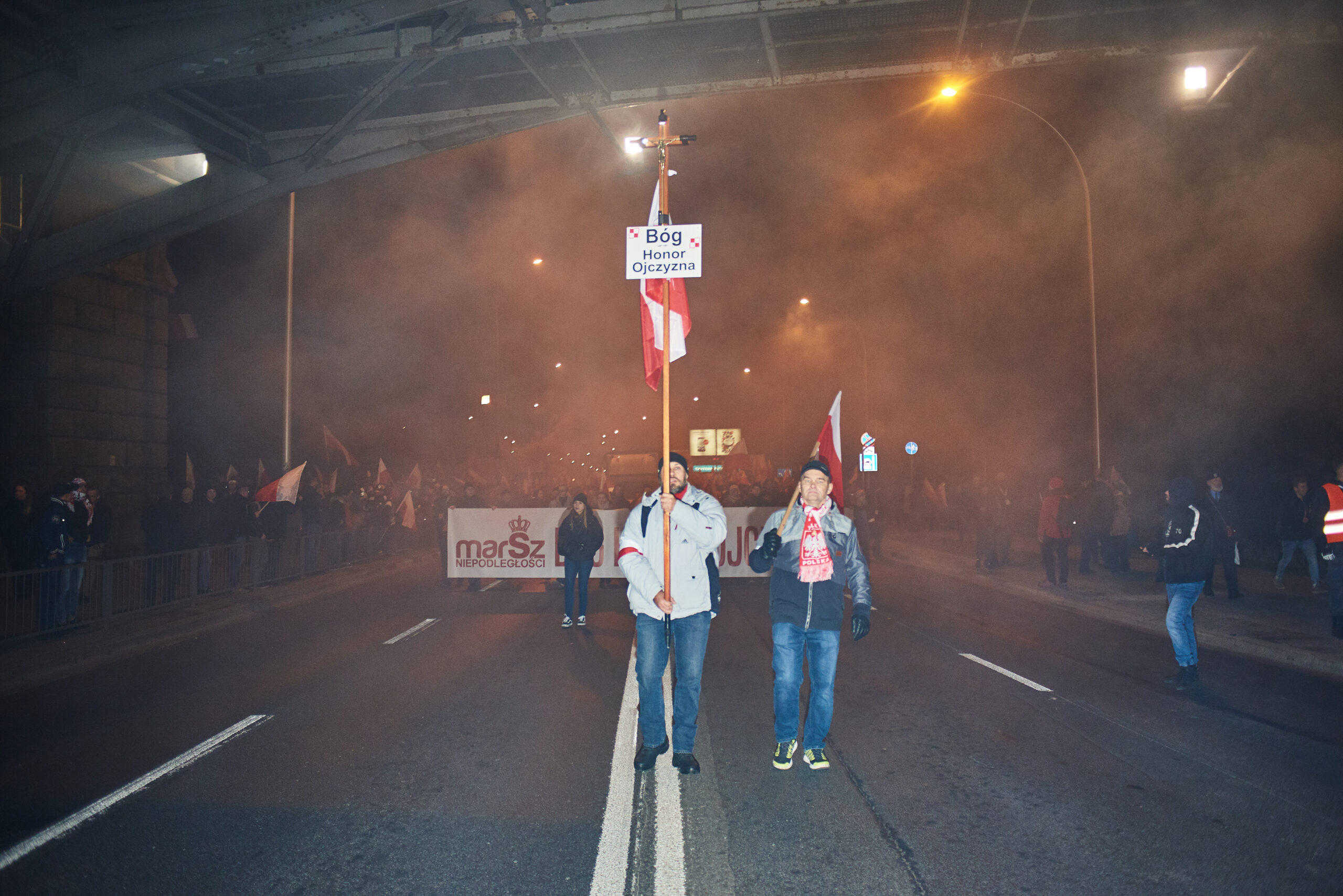 uczestnicy Marszu Niepodległości niosą napis Bóg, Honor i Ojczyzna