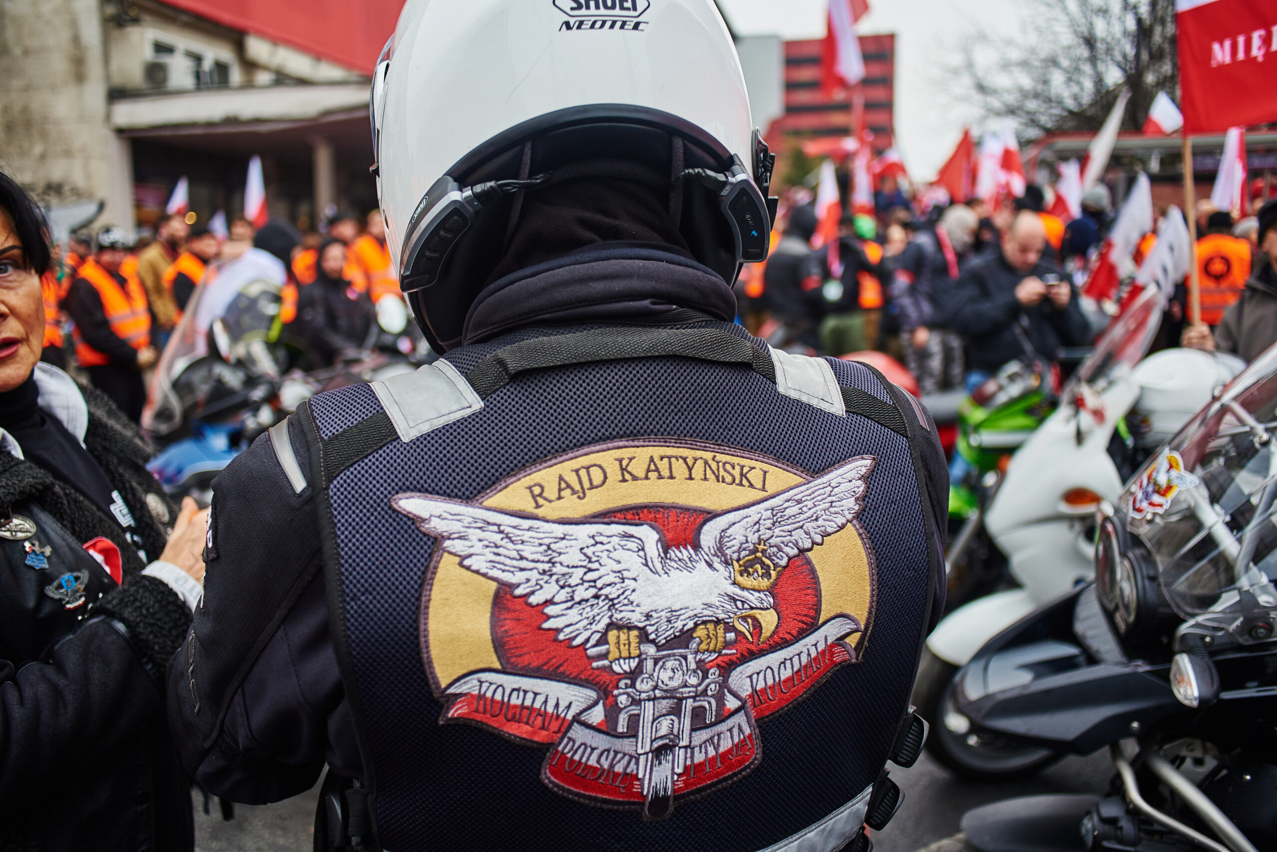 motocyklista na Marszu Niepodległości