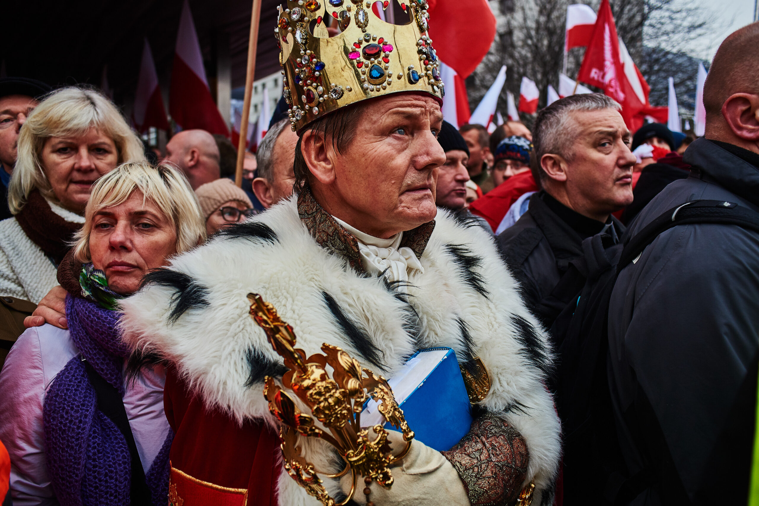 Mężczyzna w stroju króla