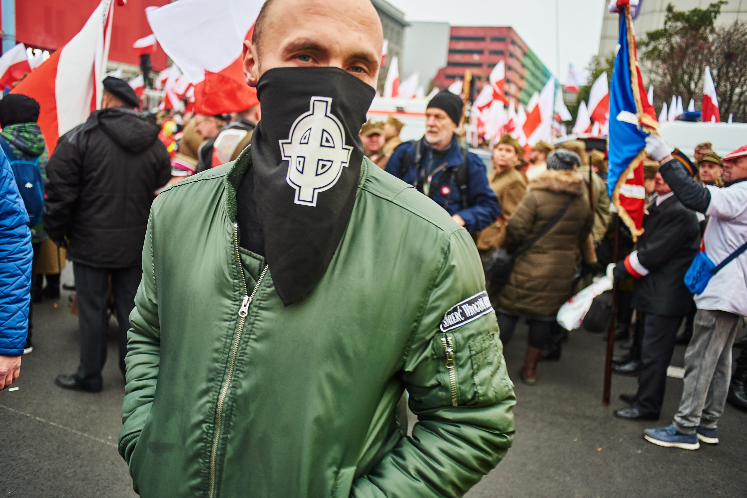 Zamaskowany mężczyzna w chustce z krzyżem celtyckim