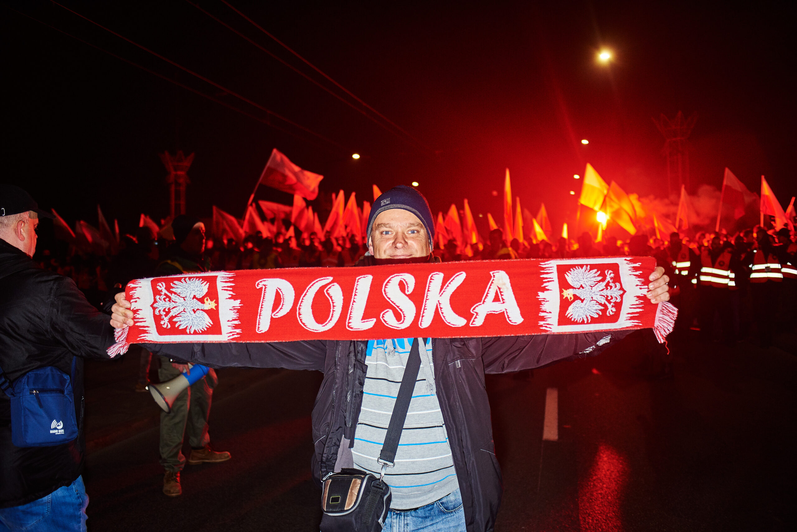 Mężczyzna z szalikiem Polska