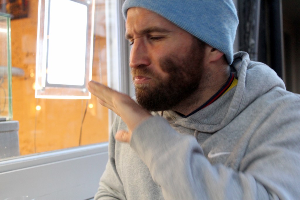 Mann isst Meeresfrüchte