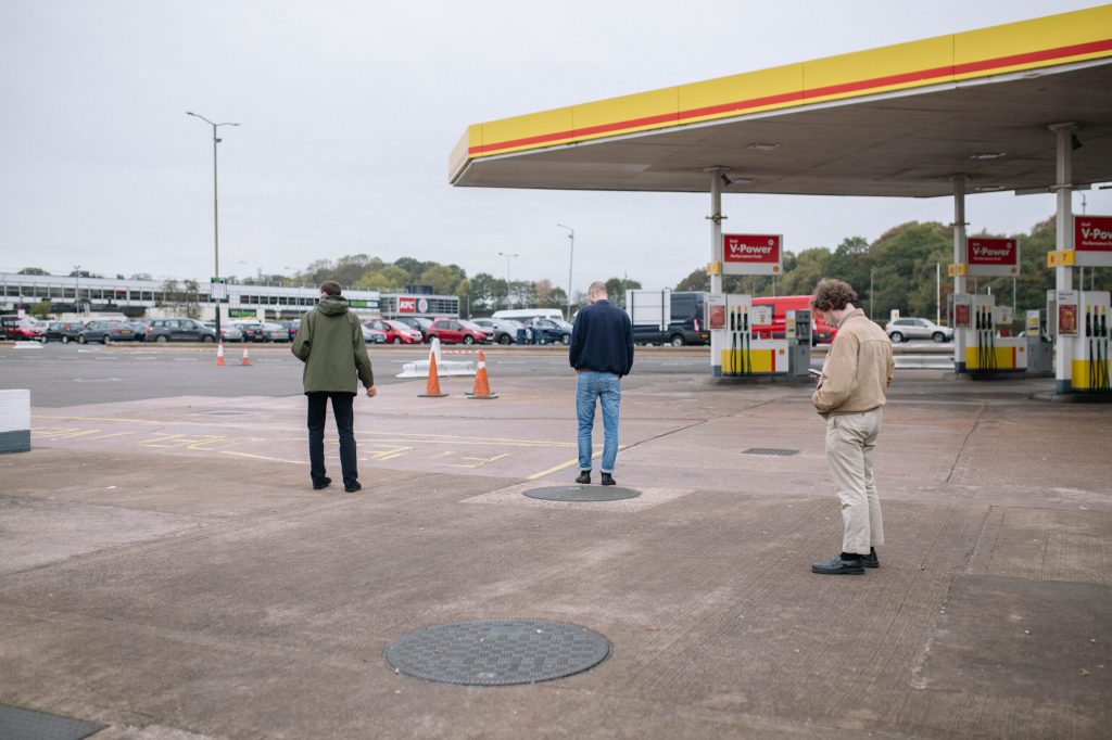 The Homesick bij een tankstation in Engeland