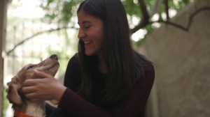 φωτογραφία με ένα κορίτσι και ένα σκύλο