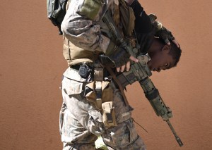 Fábio Teixeira fotografa os tiroteios, mortes e invasões que dominam o Complexo do Alemão