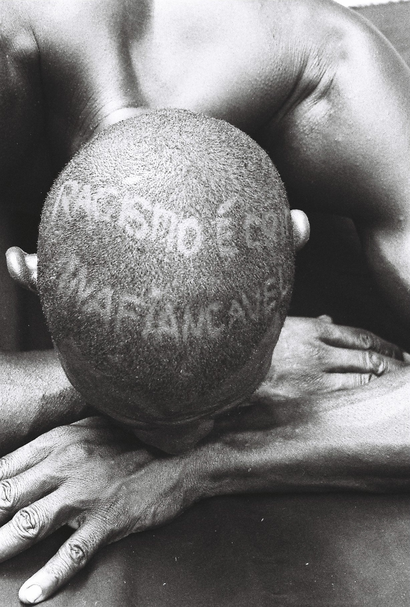 1543506073085-4-Foto-da-serie-cabeca-feita-Intervecoes-feitas-pelo-fotografo-nas-cabecas-de-jovens-negros-para-levantar-a-sua-autoestima-Foto-Lazaro-Roberto-Ano-1995