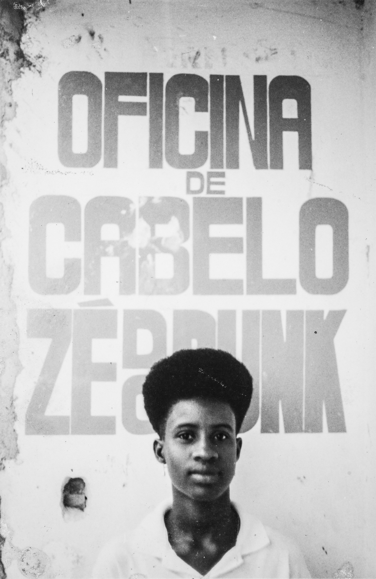 1543506420454-55-Oficina-de-cabelo-Ze-do-Punk-cabeleleiro-de-grandes-artistas-nos-anos-90-Foto-Lazaro-Roberto-Ano-1993