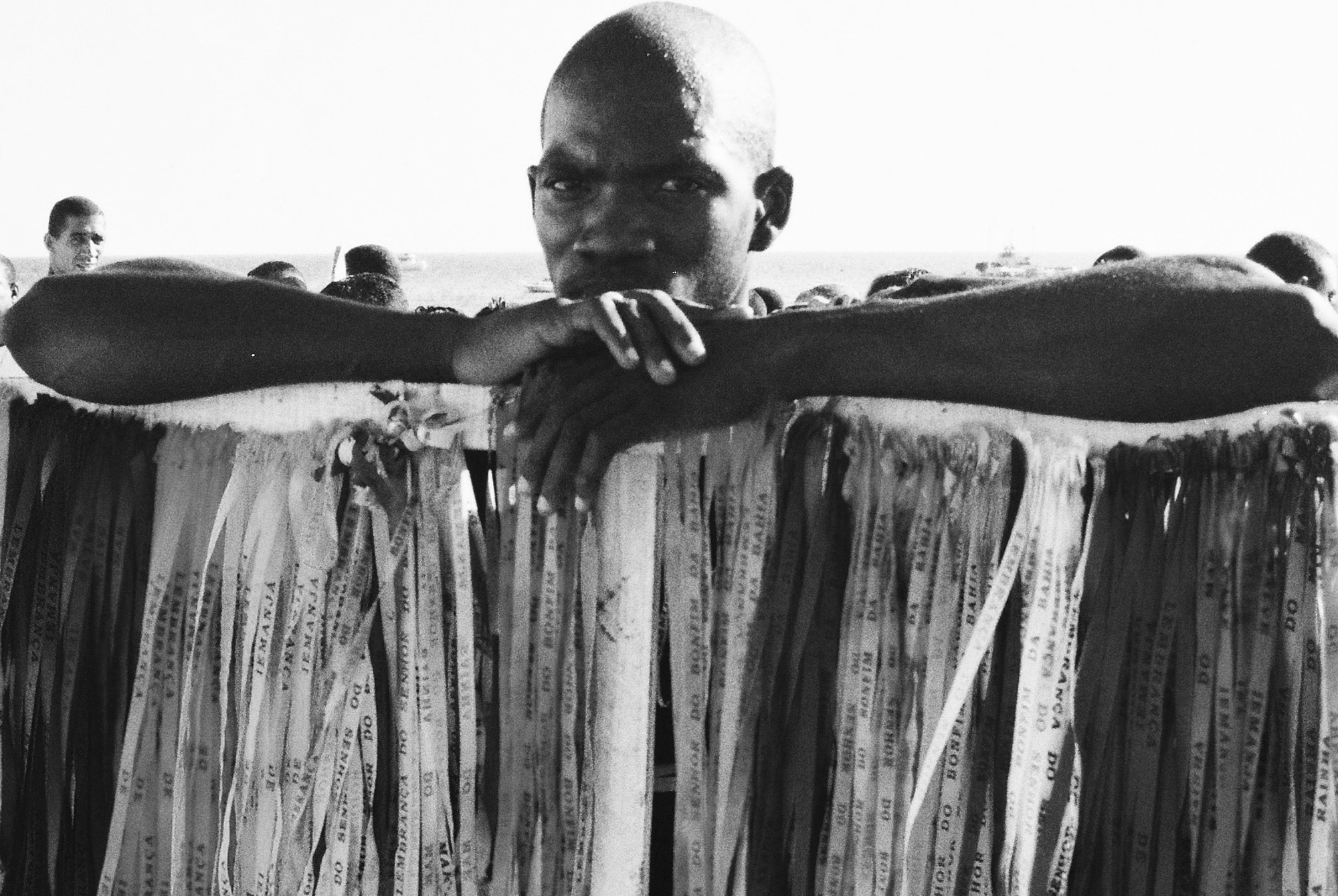 1543511595929-80-vendedor-de-fita-na-festa-de-yemanja-Foto-Lazao-Roberto-Ano-2004