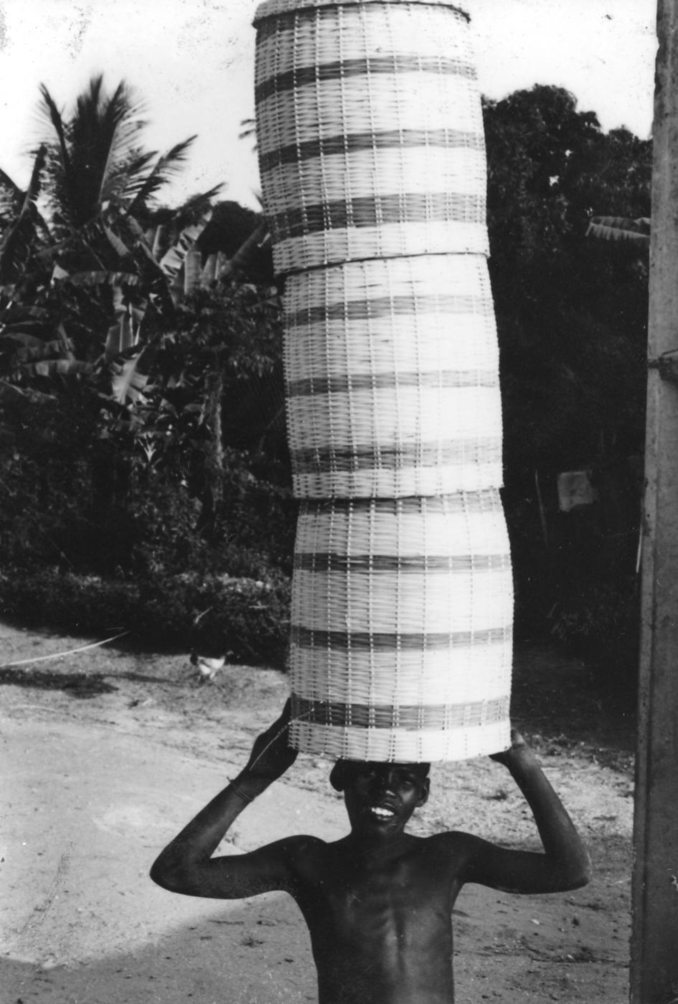 1543511731091-24-crianca-do-Quilombo-praia-grande-transportando-cestou-para-o-saveiro-Foto-Lazaro-Roberto-Ano-1993