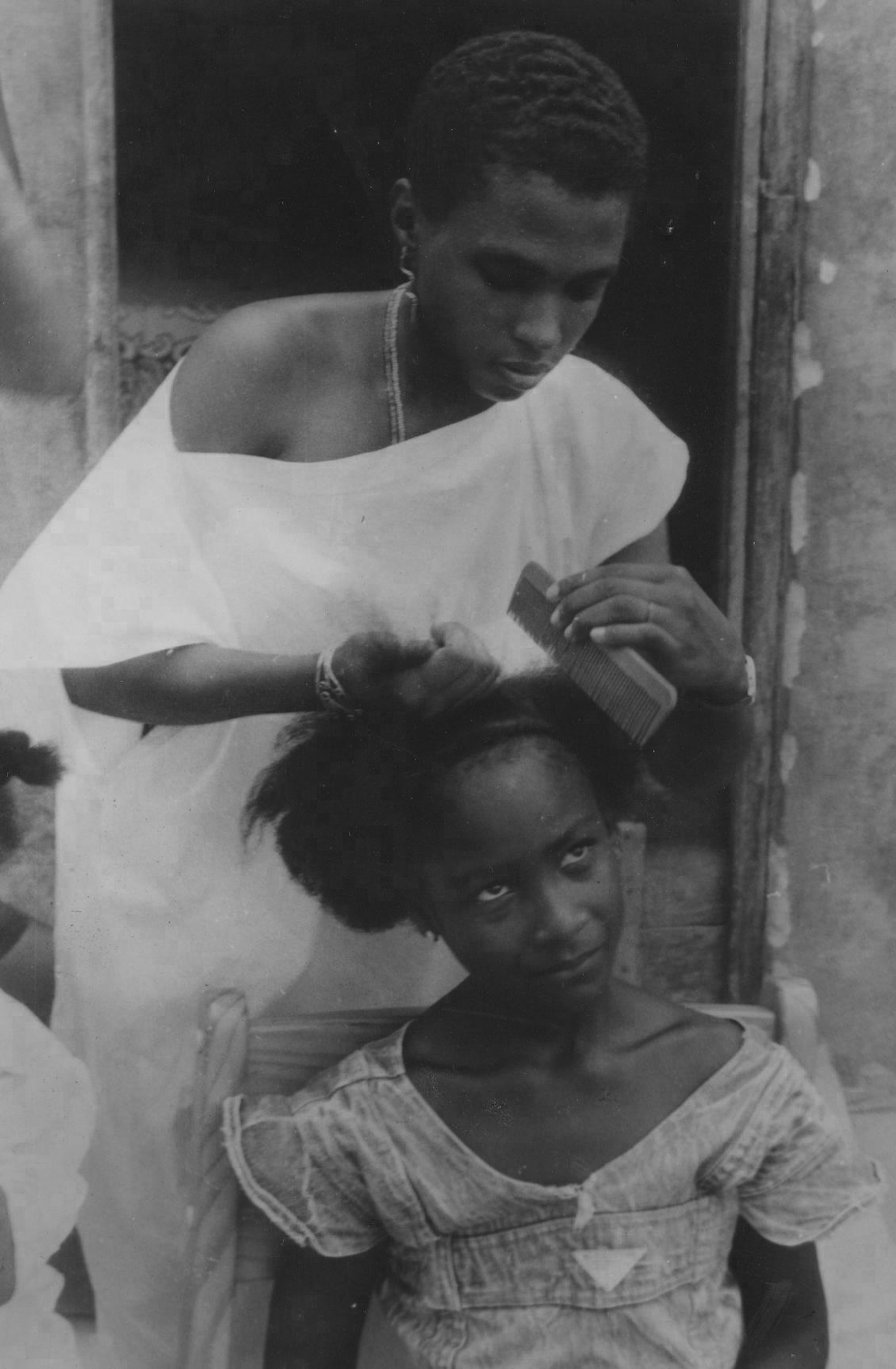 1543511914125-8-Oficina-de-trancadeiras-na-creste-Wine-mandela-Paripe-Foto-Lazaro-Roberto-Ano-1990