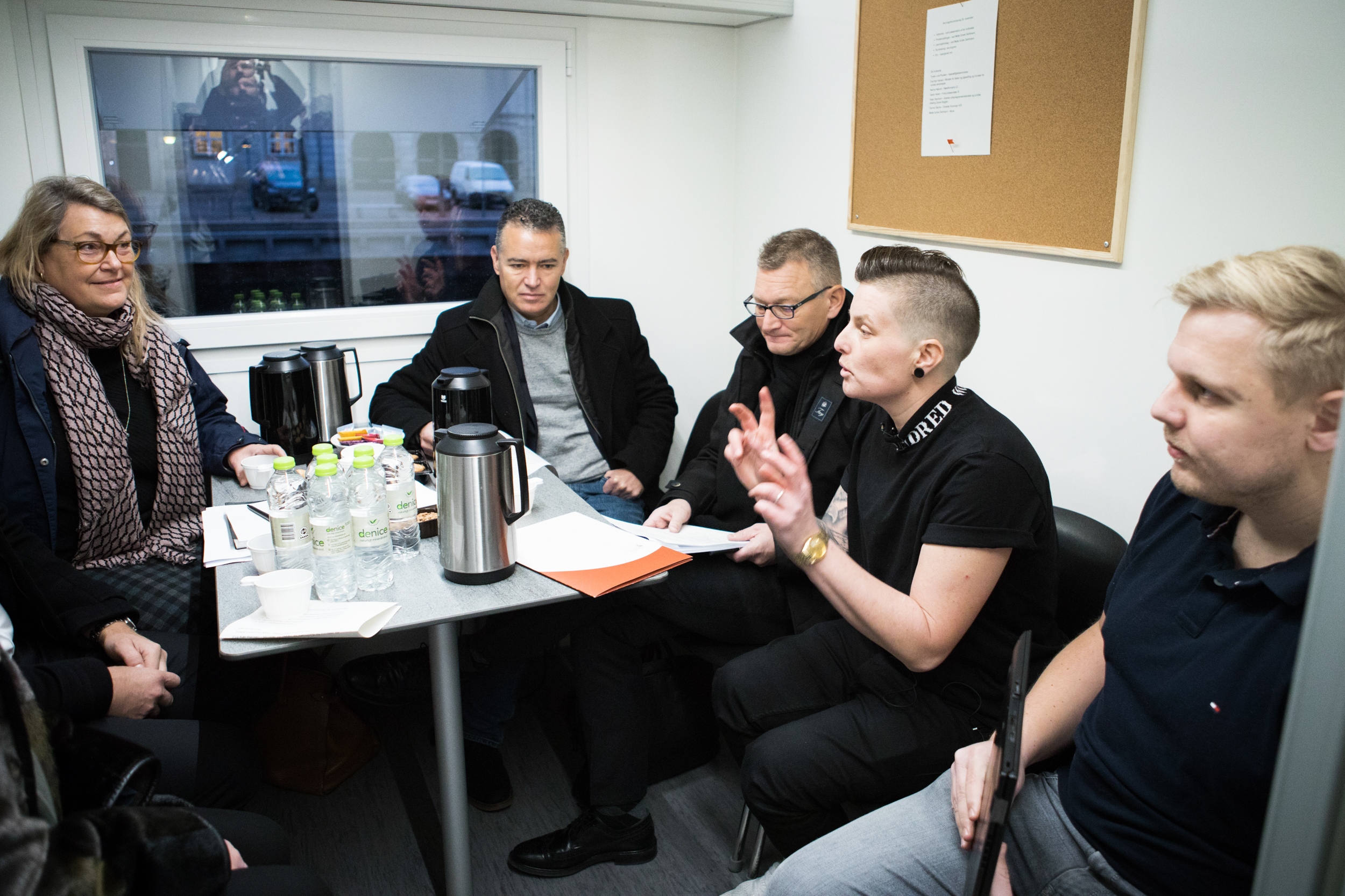 Mette Schak Dahlmann sidder i skurvognen sammen med mødets deltagere og taler.