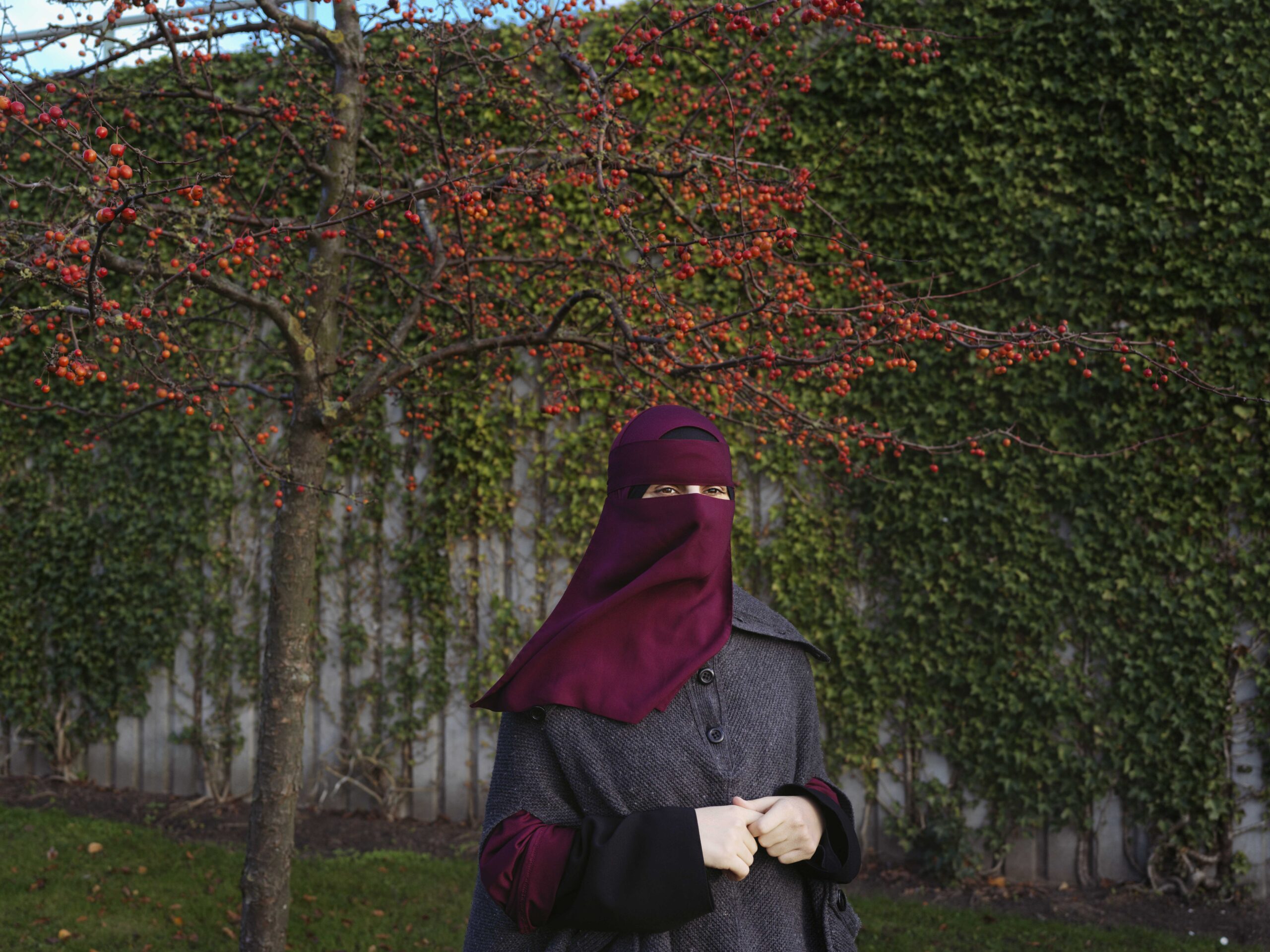 Sarah står udenfor iklæde niqab og striktrøje