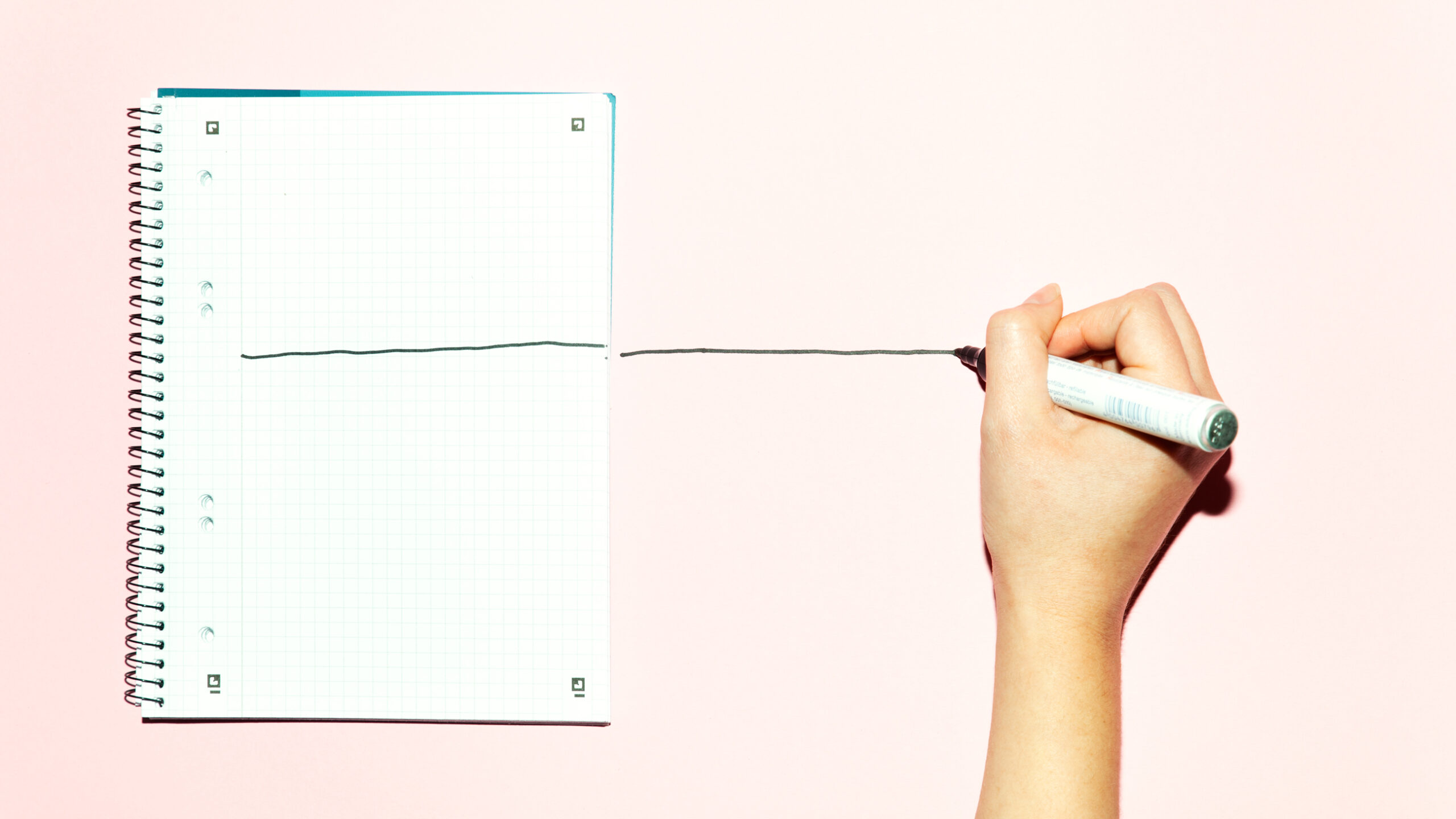 Foto von Collegeblock und schreibende Hand