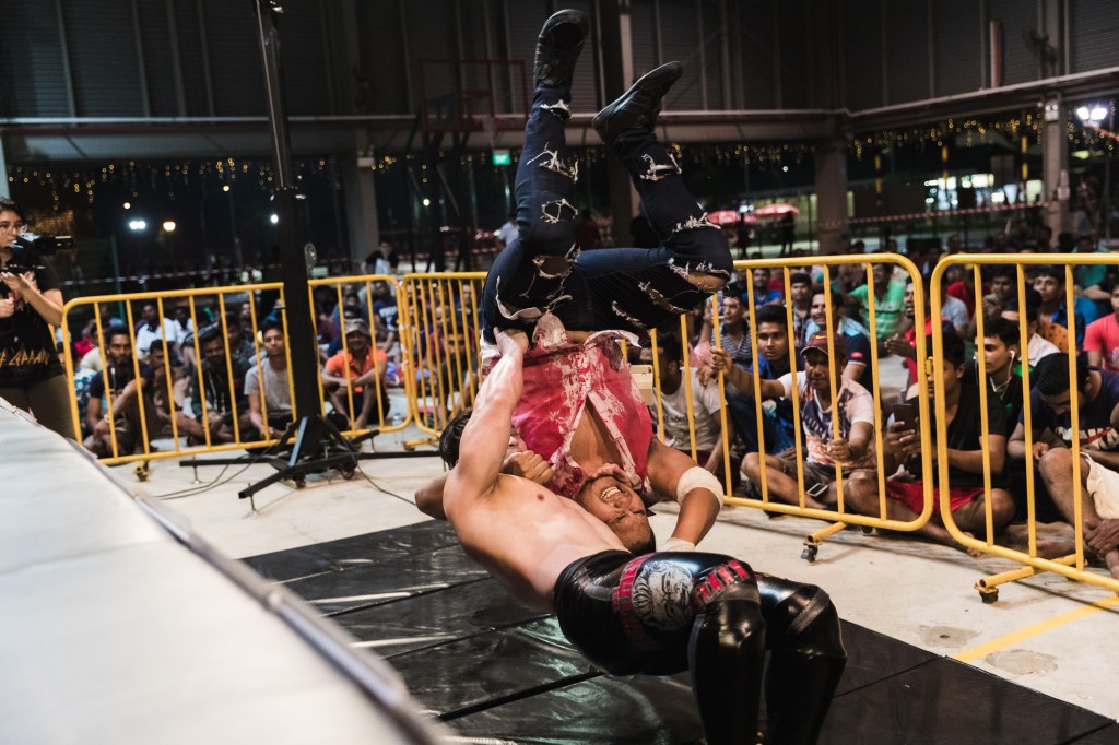 Singapore Pro Wrestling menggelar pentas untuk menghibur buruh migran