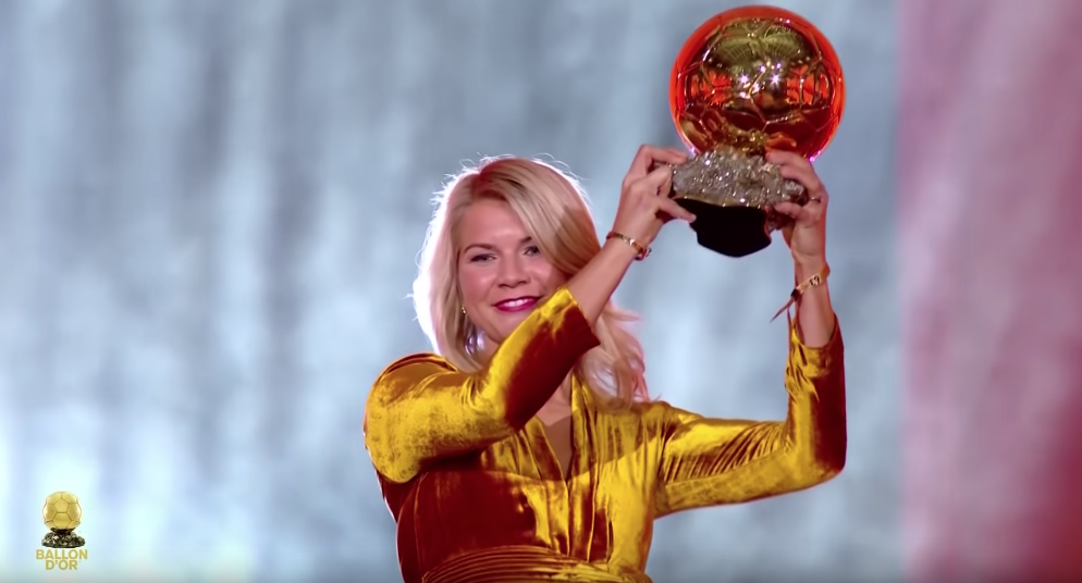 Ada Hegerberg al momento della consegna del Pallone d'oro